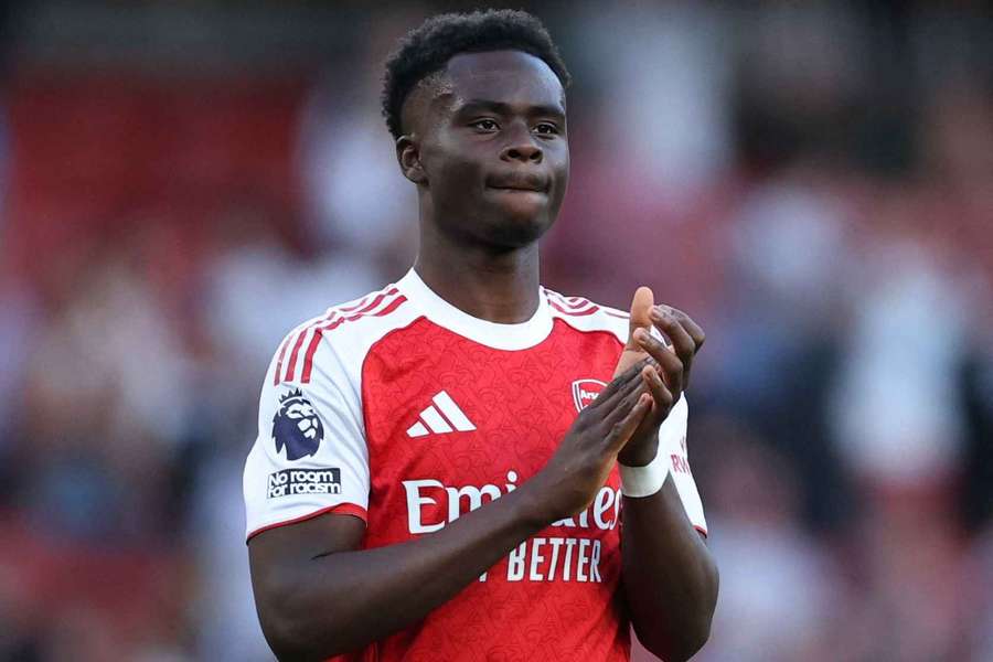 Saka applauds the fans