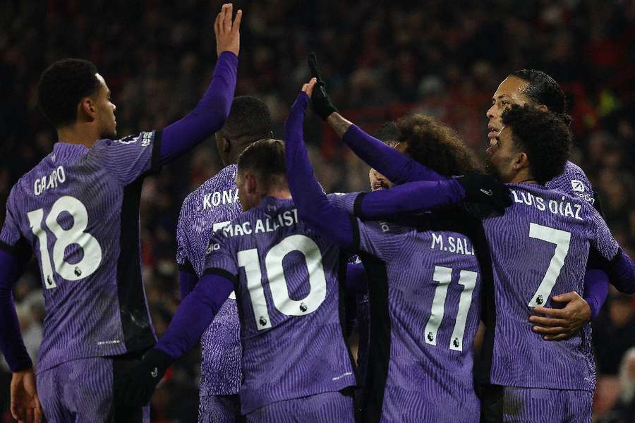 Jogadores do Liverpool celebram gol marcado por Van Dijk