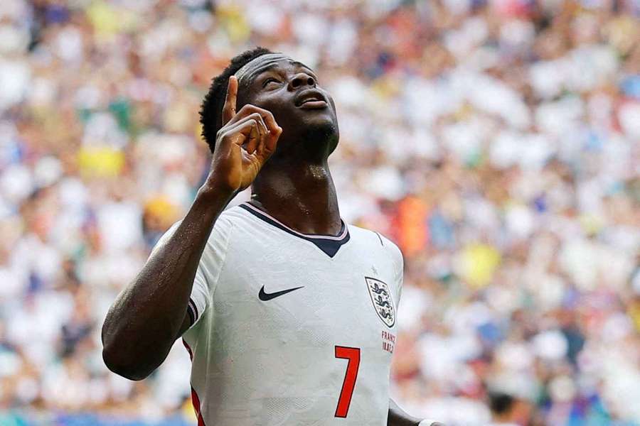 Saka marcou três vezes na vitória inglesa Saka marcou três vezes na vitória inglesa