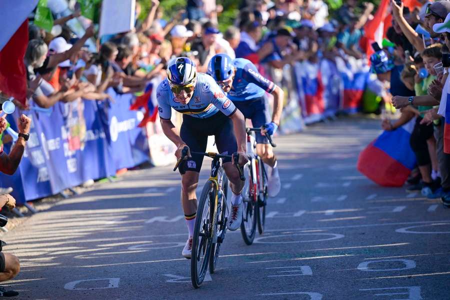 Evenepoel ve finiši porazil Cicconeho. Evenepoel ve finiši porazil Cicconeho.