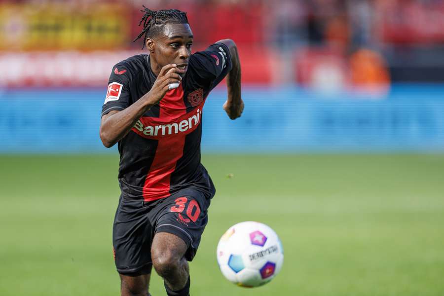 Jeremie Frimpong in de kledij van Bayer 04 Leverkusen