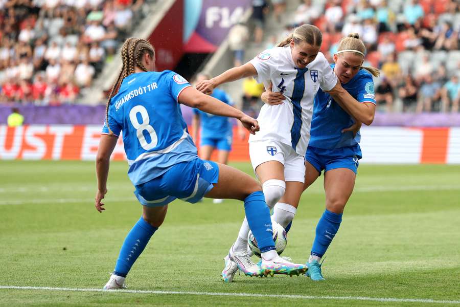 Ria Öling tenta furar o caminho por duas adversárias