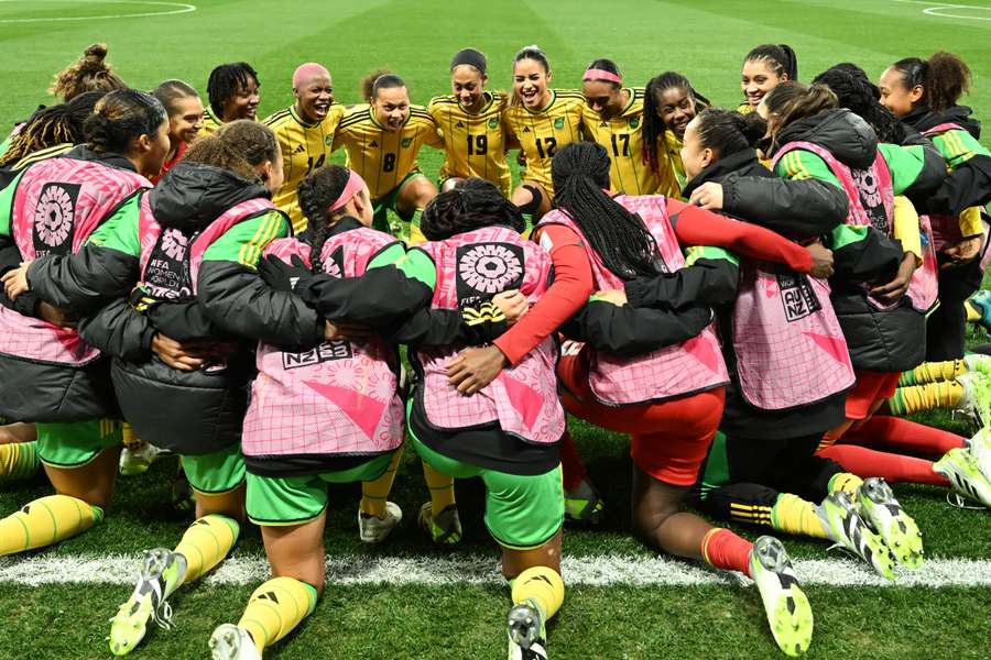 Jogadoras da Colômbia se reúnem antes da partida contra a Jamaica pelas quartas-de-final