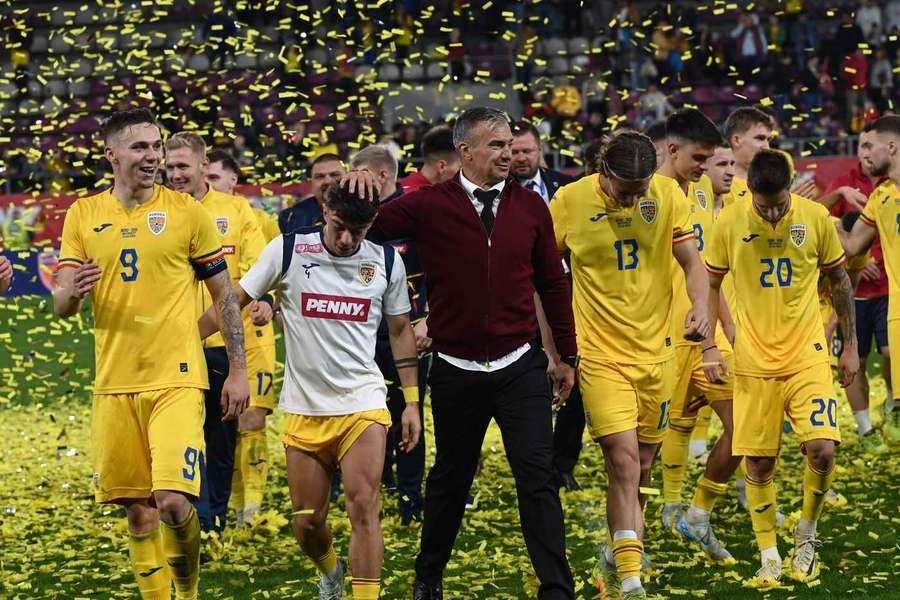 Pancu și jucătorii de la U21 sărbătorind calificarea la EURO