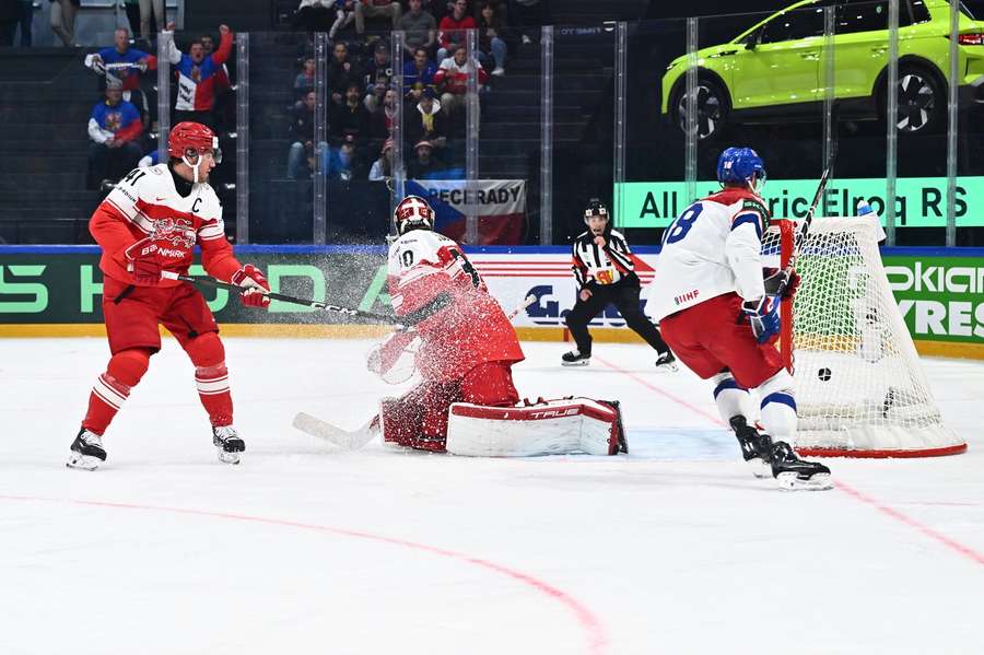 Dominik Kubalík dal první český gól na turnaji.