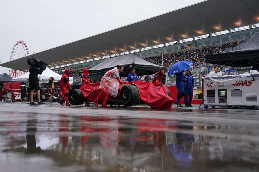 La lluvia frena a Sainz en Suzuka: "Ha sido pura suerte que no me hayan dado"