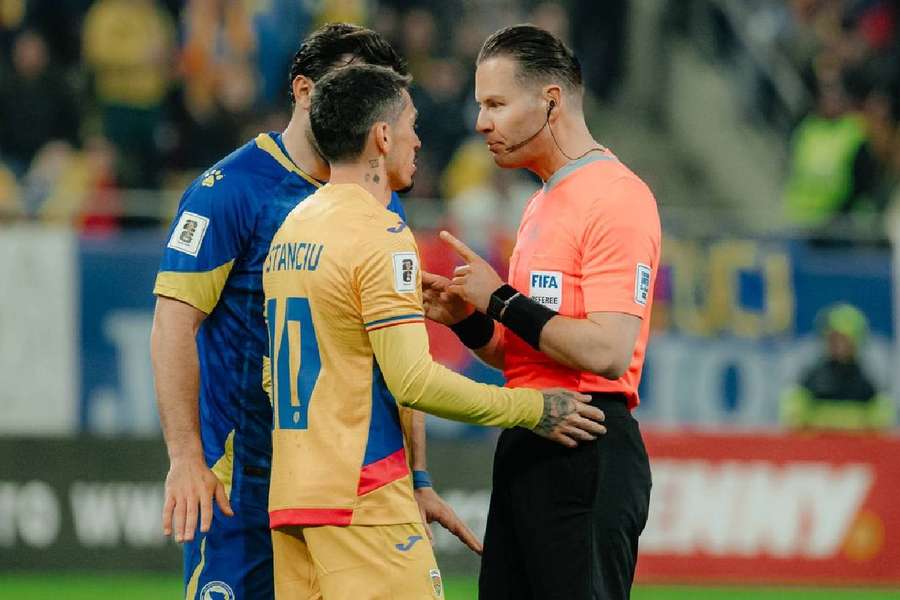 Arbitrul Danny Makkelie și căpitanul României, Nicolae Stanciu