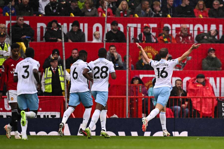 Jogadores do Crystal Palace comemoram gol da vitória sobre o United