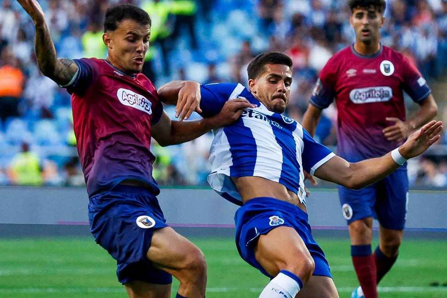 Léo Azevedo diante de André Silva na Supertaça