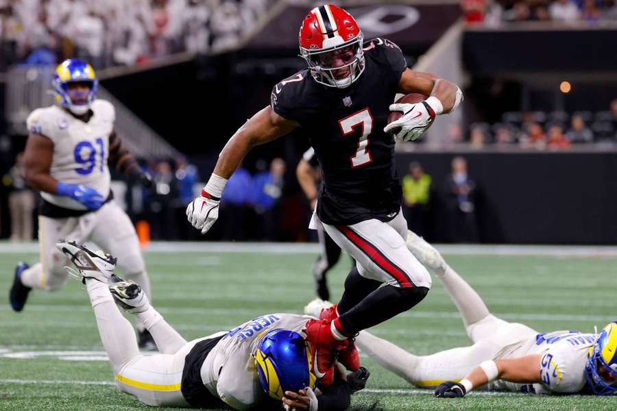 El corredor de los Falcons, Bijan Robinson, avanza con el balón ante Los Angeles Rams