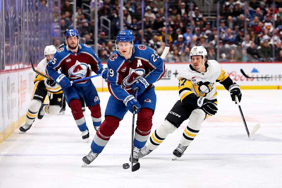 MacKinnon setnym zawodnikiem w historii NHL z 1000 punktów w klasyfikacji kanadyjskiej