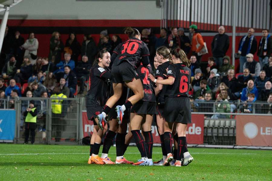 Bayer Leverkusen gewinnt knapp gegen die Damen des HSV. Bayer Leverkusen gewinnt knapp gegen die Damen des HSV.