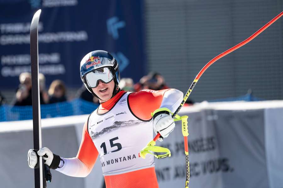 Von Allmen slaví vítězství.