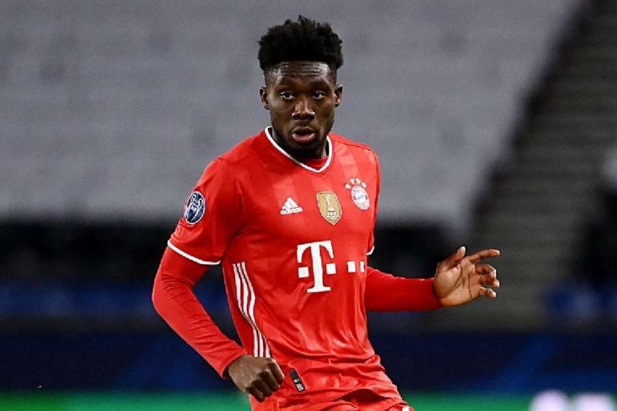 Alphonso Davies cumpre quinta época no Bayern Munique