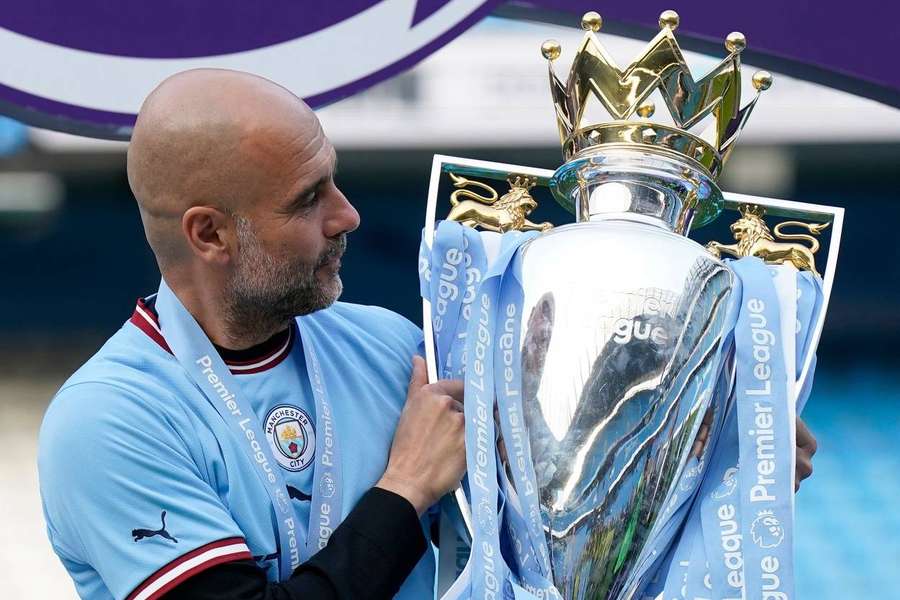 Guardiola so svojím tímom opäť vyhral Premier League. Guardiola so svojím tímom opäť vyhral Premier League.