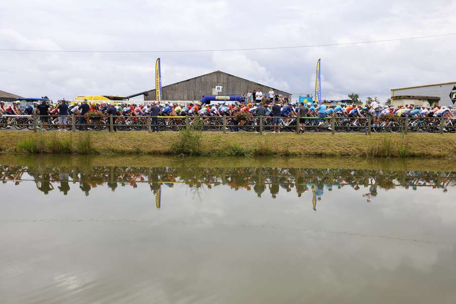 Het peloton is begonnen aan de elfde etappe van deze Tour de France