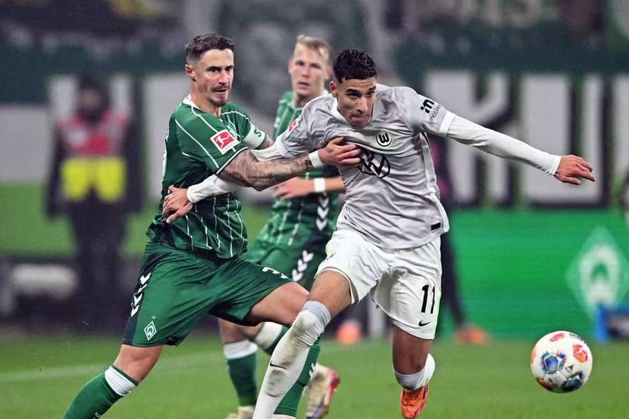 Marco Friedl, capitão do Werder Bremen, perante Adam Daghim
Marco Friedl, capitão do Werder Bremen, perante Adam Daghim