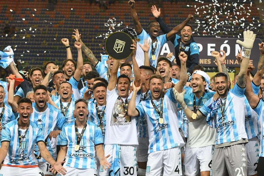 Racing acabou por se sagrar vencedor numa partida bastante acidentada