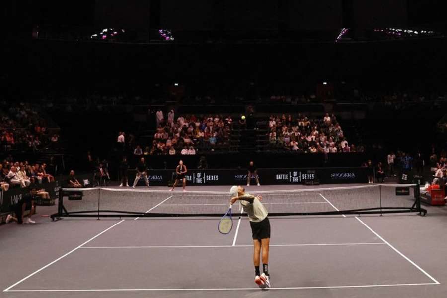 Kyrgios porazil Sabalenkovou, ač hrál na větším kurtu.