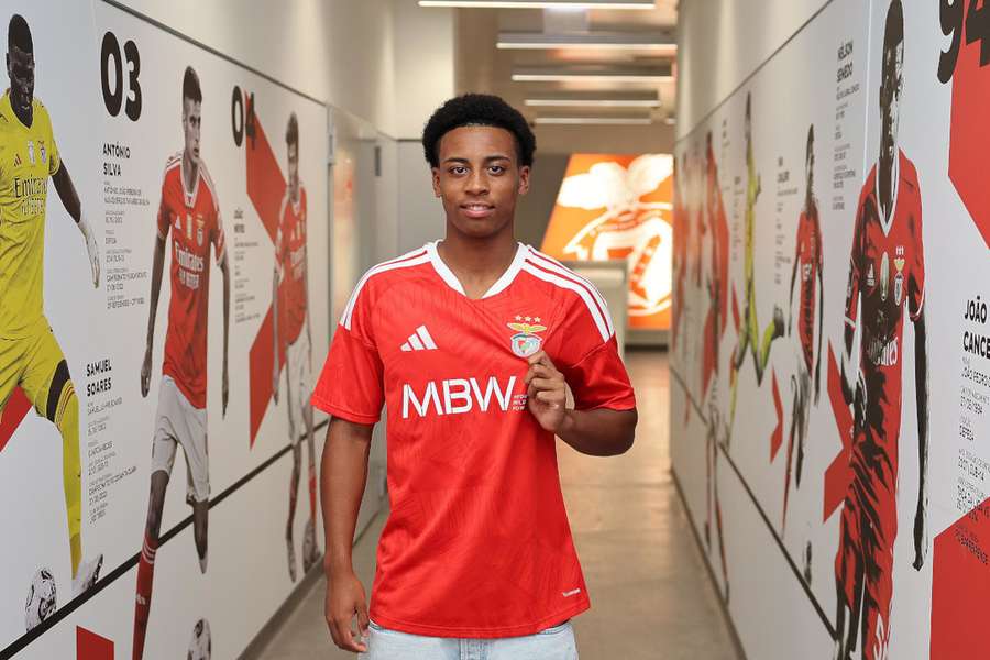 Benjamin Semedo assinou contrato profissional com o Benfica Benjamin Semedo assinou contrato profissional com o Benfica