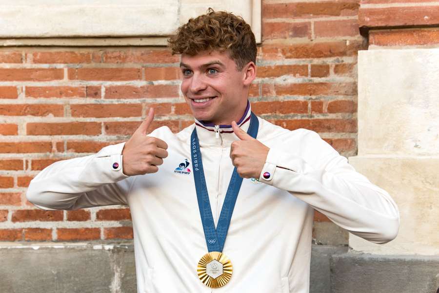 Léon Marchand com uma das suas medalhas de ouro