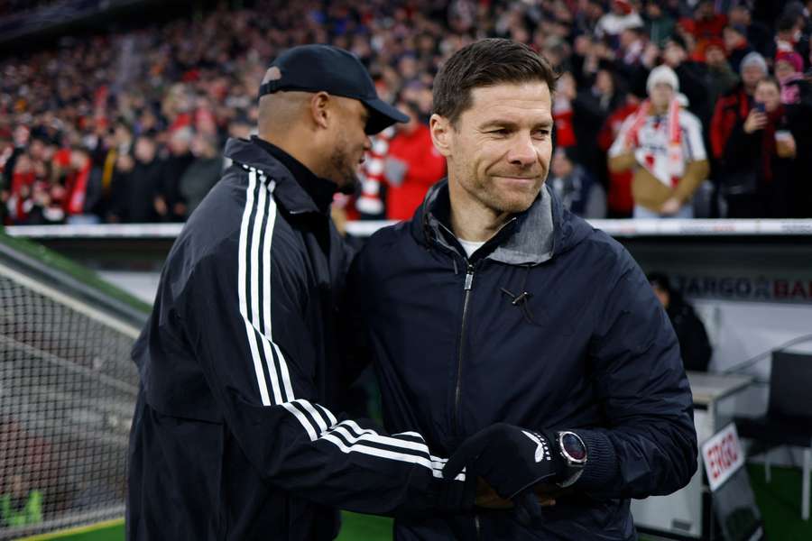 Vincent Kompany, treinador do Bayern de Munique, cumprimenta Xabi Alonso, técnico do Bayer Leverkusen