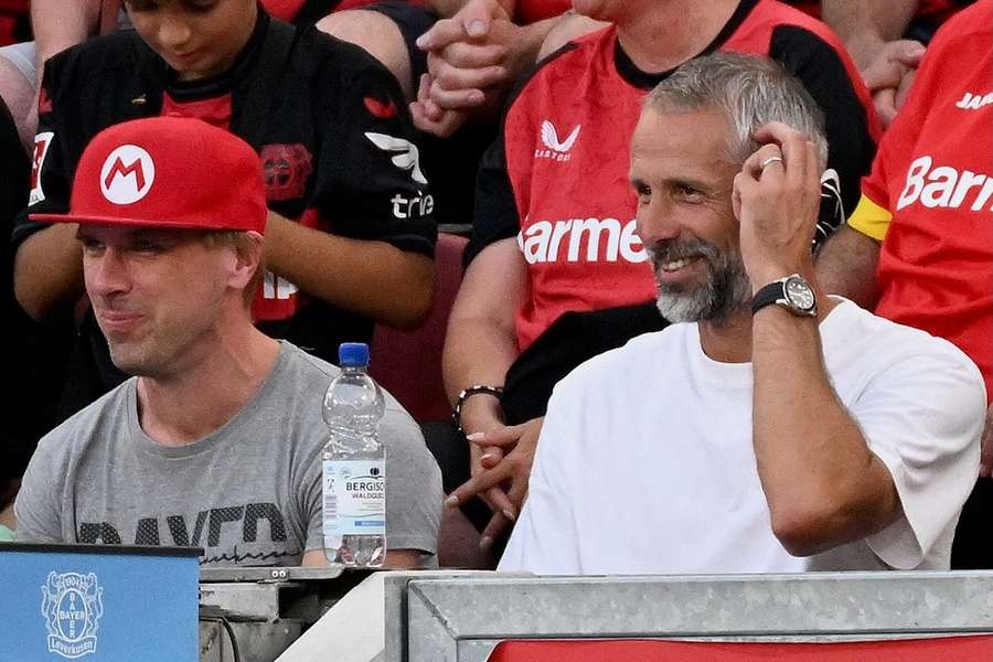 RB-Trainer Marco Rose (r.) musste in Leverkusen auf die Tribüne.