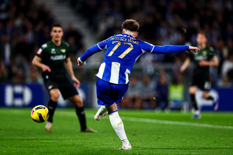 Trener Porto uspokaja: Pietuszewski miał problemy z żołądkiem w przerwie, musiał zejść Trener Porto uspokaja: Pietuszewski miał problemy z żołądkiem w przerwie, musiał zejść