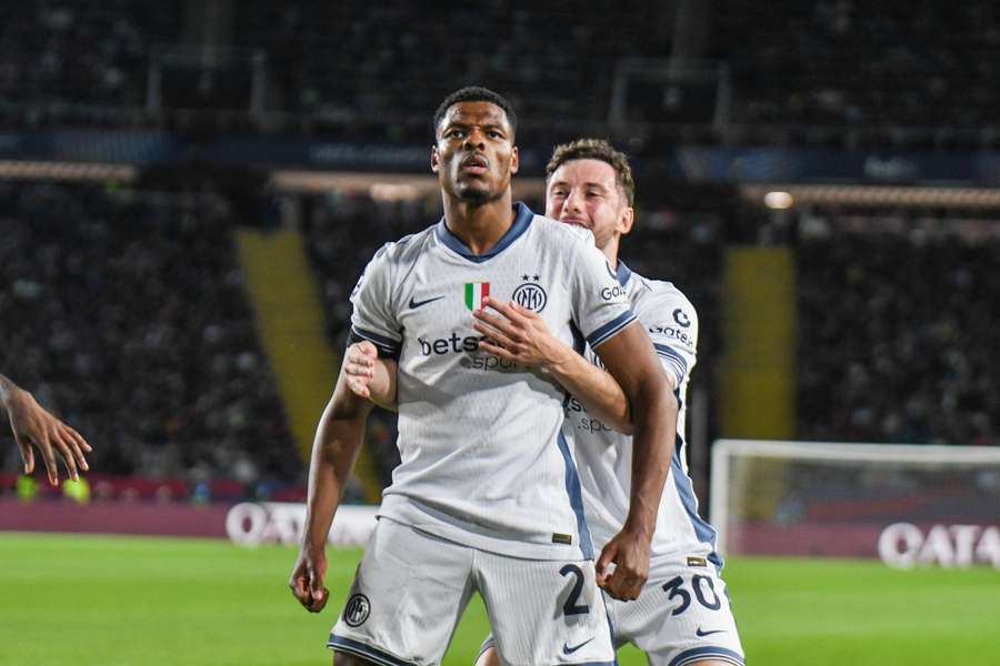 Denzel Dumfries, da Internazionale, fez dois gols no jogo de ida