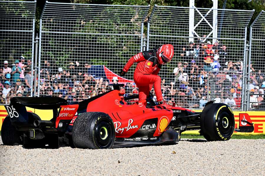 Leclerc abbandona la propria monoposto