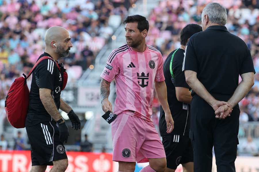 Lionel Messi po zranění opouští zápas Ligového poháru.