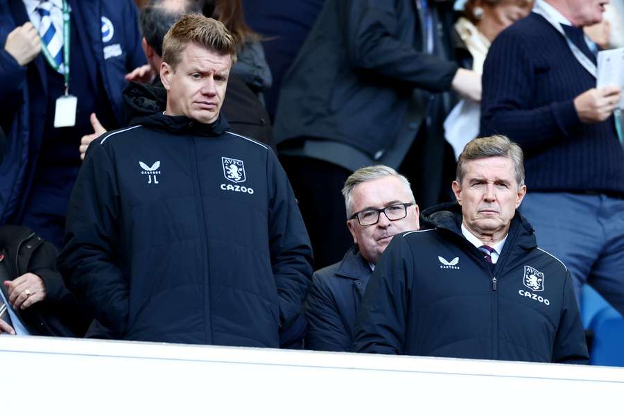 Johan Lange (L) bekijkt een wedstrijd met Aston Villa CEO Christian Purslow (R)