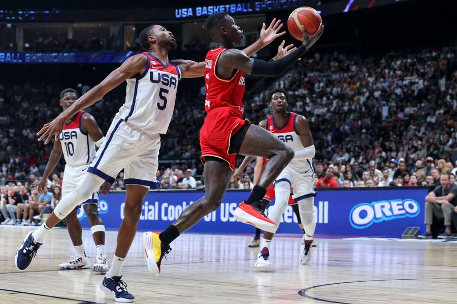 Dennis Schroder (C) probeert te scoren voor Duitsland