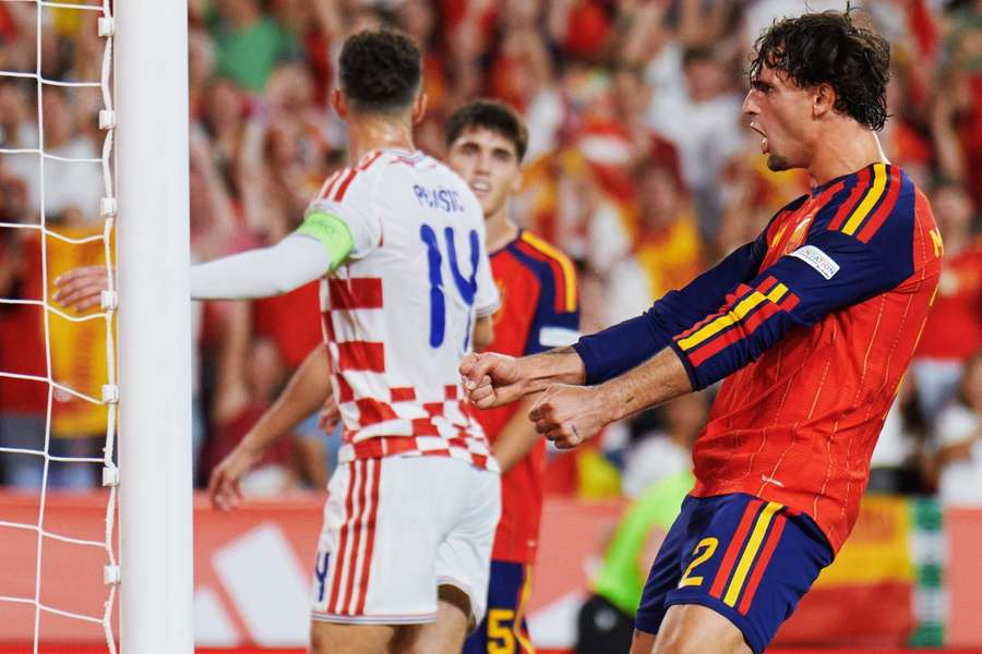 Marc Pubill celebra su primer gol con España ante Croacia