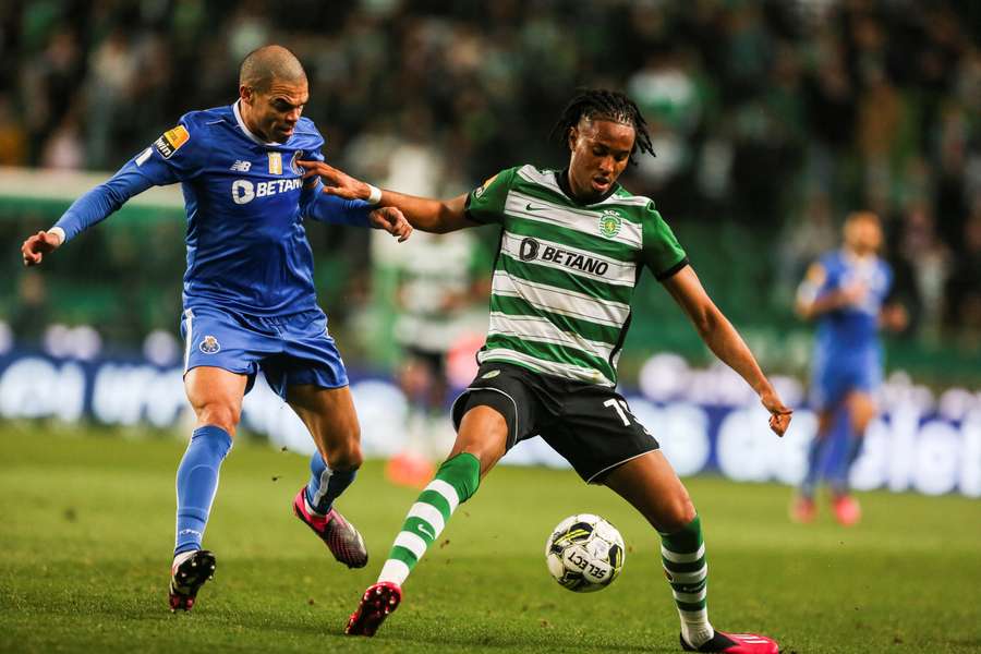Chermiti em disputa de bola com Pepe
