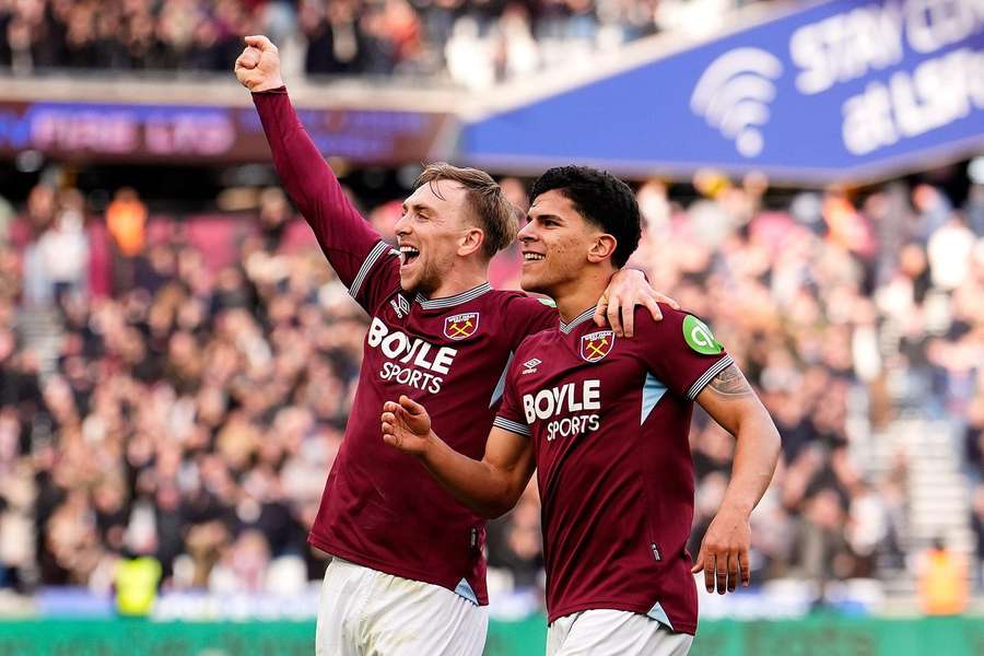 West Ham United's Mateus Fernandes (right) celebrates scoring with Jarrod Bowen