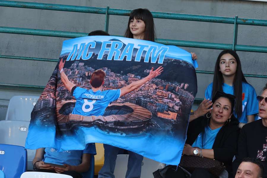 Tifosi del Napoli espongono una bandiera per McTominay