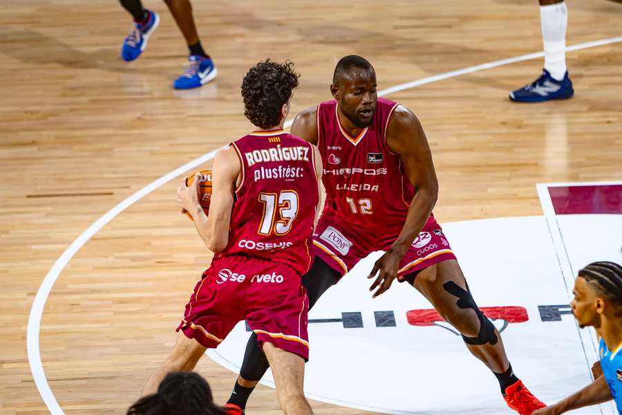 Atoumane Diagne, realizando una pantalla Atoumane Diagne, realizando una pantalla
