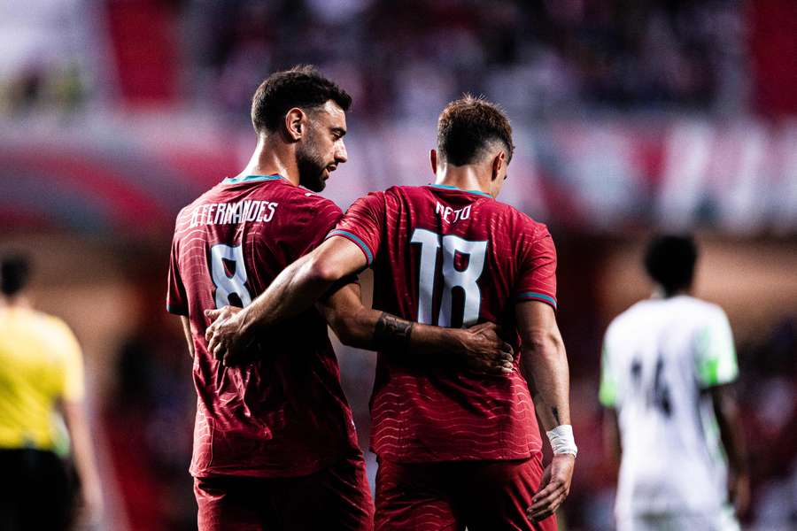 Pedro Neto sărbătorește cu Bruno Fernandes primul gol al Portugaliei în meci. Pedro Neto sărbătorește cu Bruno Fernandes primul gol al Portugaliei în meci.