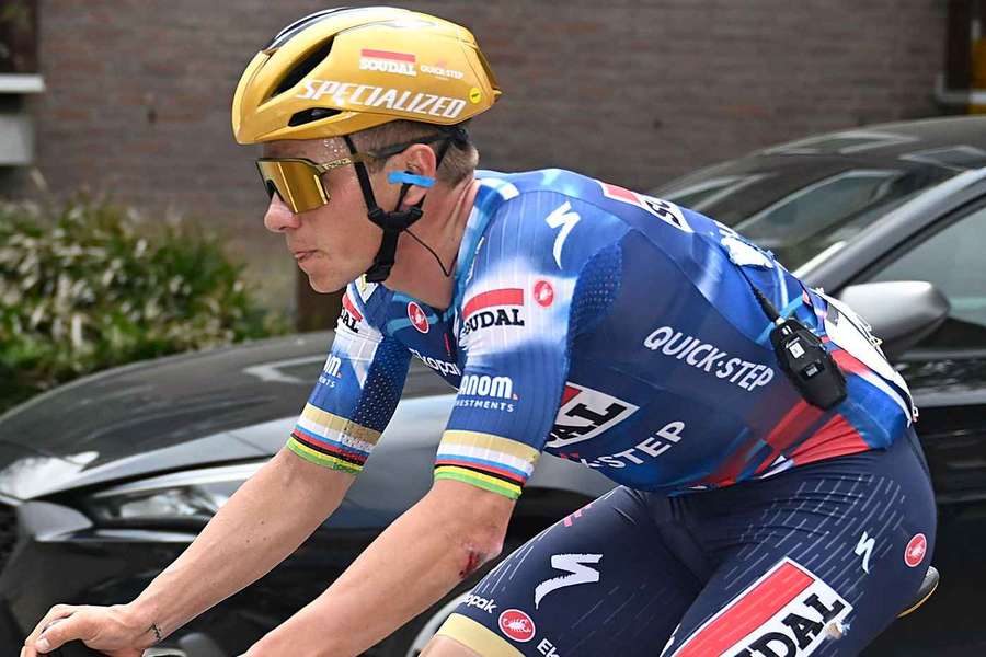 Remco Evenepoel crashed on the final stretch Remco Evenepoel crashed on the final stretch