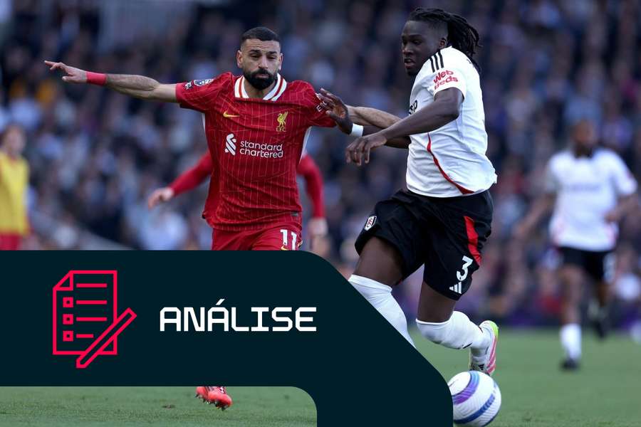 Mo Salah, do Liverpool, e Calvin Bassey, do Fulham, disputam a bola.