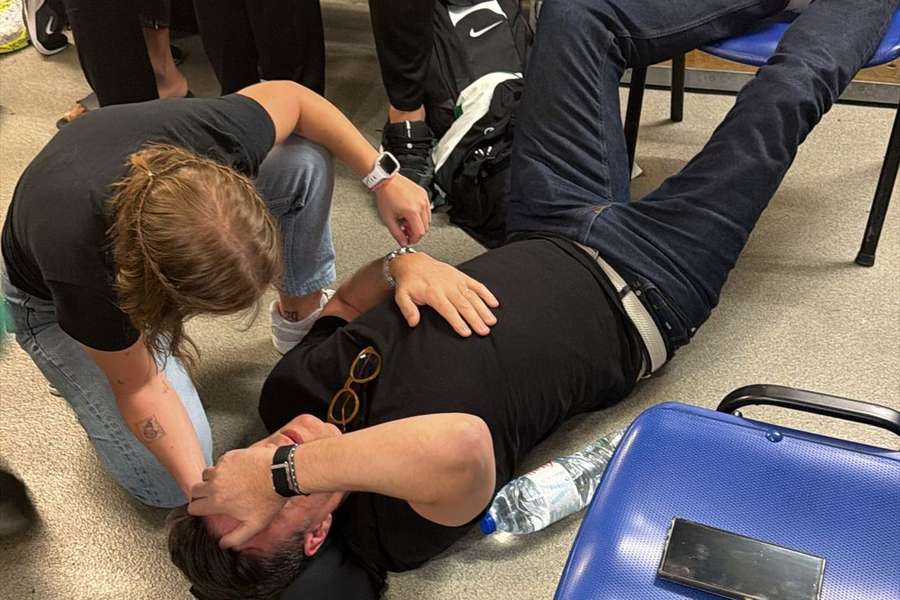 Ricardo Costa, treinador do Sporting, assistido no Dragão Arena