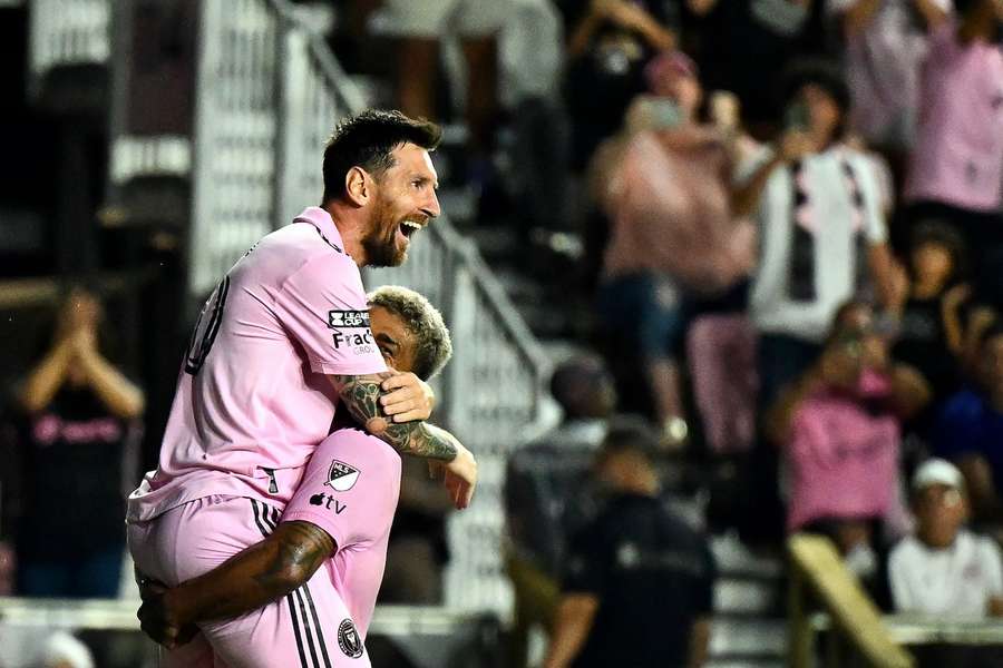 Lionel Messi (l.) feiert nach seinem fünften Treffer für Inter Miami.