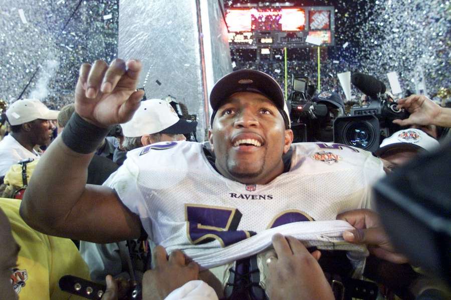Lors de la saison 2000, les Ravens ont remporté leur premier Super Bowl avec le légendaire défenseur Ray Lewis.