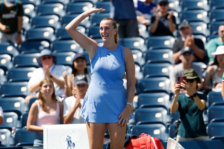 Petra Kvitová mává divákům na US Open.