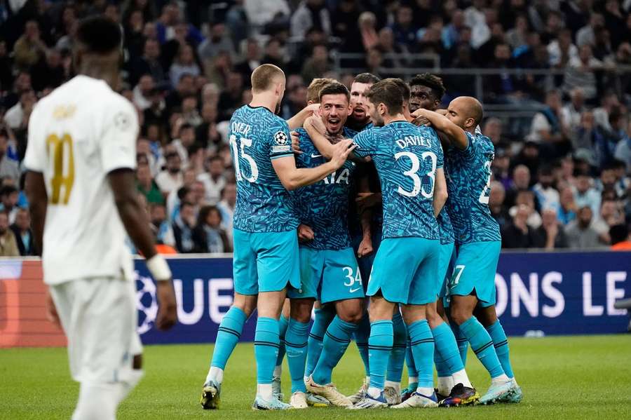I giocatori del Tottenham festeggiano il gol del momentaneo 1-1