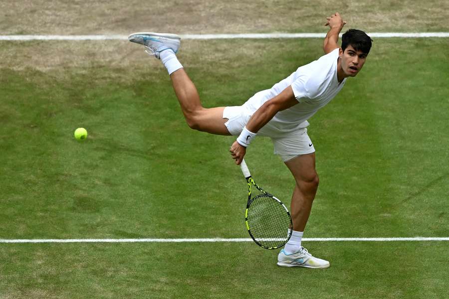 Alcaraz überzeugt nach schwachem Start gegen Medvedev - Erneut im Wimbledon - Finale