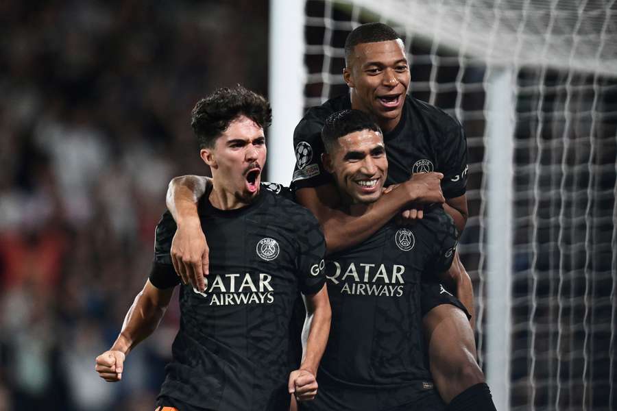 Vitinha, Mbappé et Hakimi célèbrent le deuxième but du PSG. 