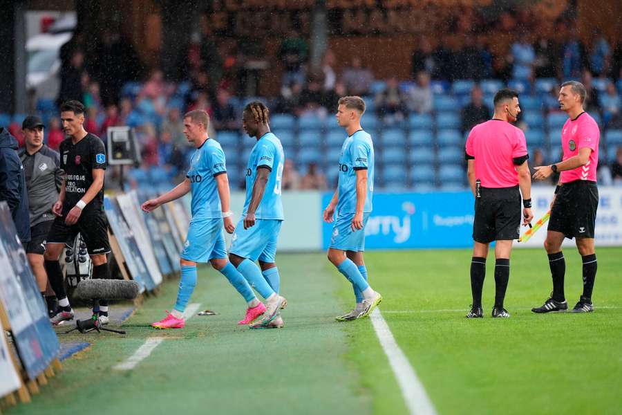 Randers FC kunne gå i omklædningsrummet med en 2-1-føring, da Aydin Uslu efter cirka 35 minutters spil måtte afbryde kampen.