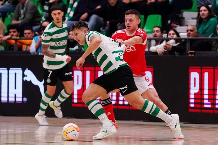 Adeptos do Benfica e Sporting detidos após confrontos ouvidos em separado Adeptos do Benfica e Sporting detidos após confrontos ouvidos em separado